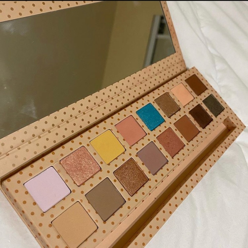 KylieJenner “take me on vacation” eyeshadow pallet